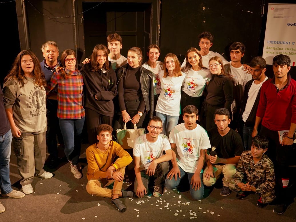 Niški srednjoškolci i mladi migranti predstavom poručili: "Jedan je život!" 1 jedan je zivot foto protekta