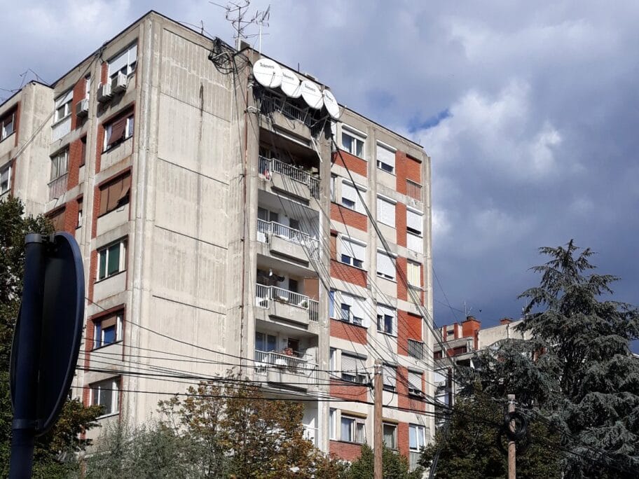 Kablovi vise sa bandera foto citalac