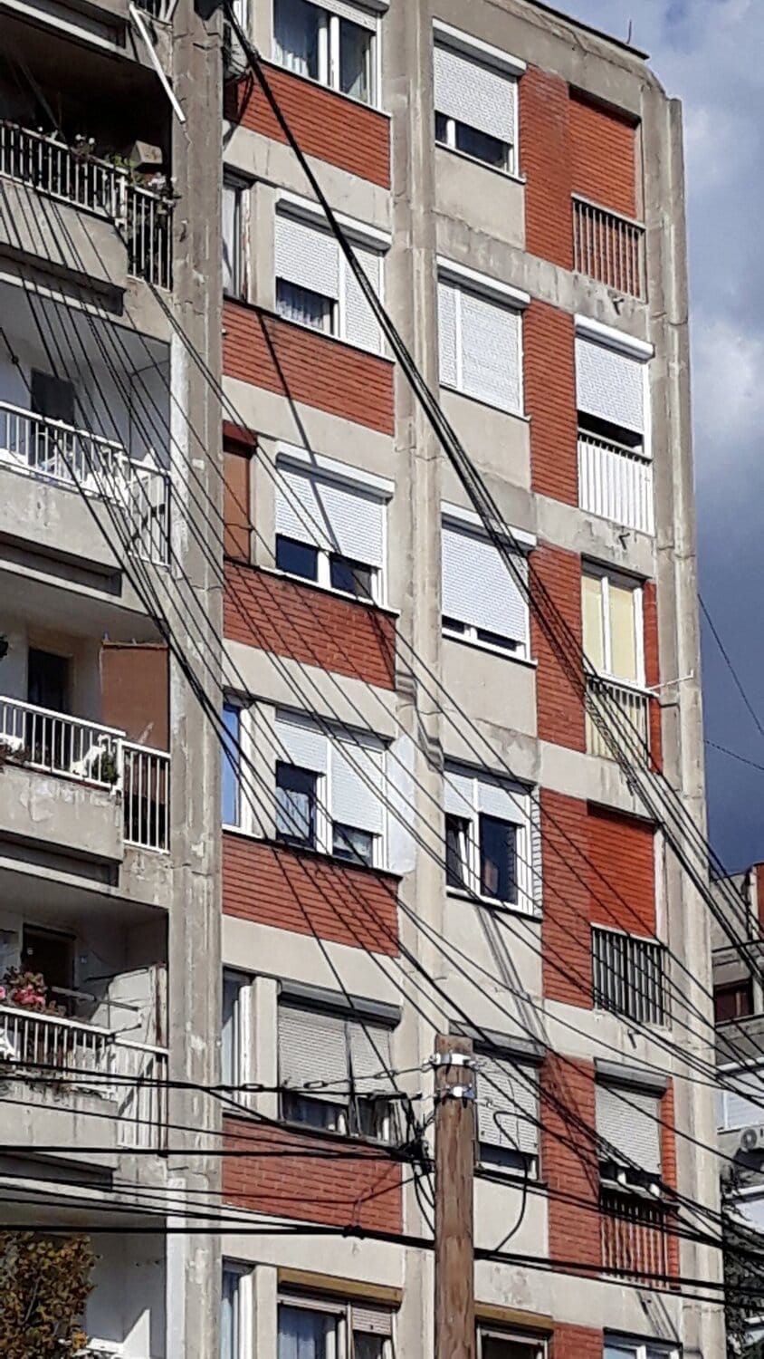 Kablovi vise sa bandera1 foto citalac