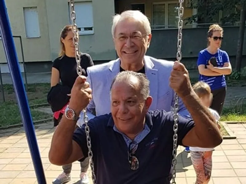 Niški funkcioneri na ljuljaškama 3 Miki i Jerkan ljuljaska FB