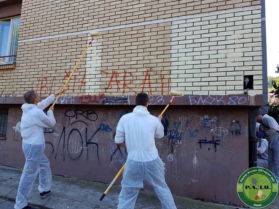 Radna akcija na Delijskom visu: Prekrečili uvredljive grafite, oslikaće murale 1 Akcija krecenja u naselju foto Radne akcije Delijski Vis Nis