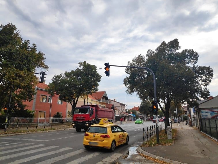 Semafor kod škole "Njegoš" u kvaru - deca uz bojazan preko Knjaževačke 7 Semafor Knjazevacka foto S M