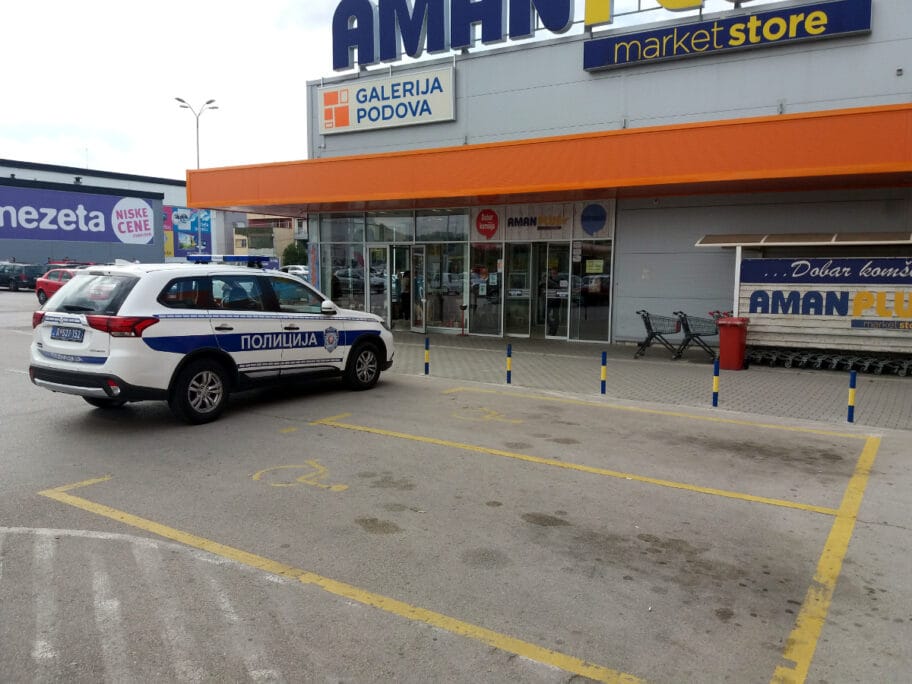 Foto-vest: Policijski auto blokirao parking mesta za invalide 1 policija nepropisno foto T N