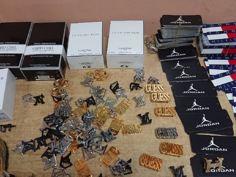 zaplenjene etikete foto Uprava carina