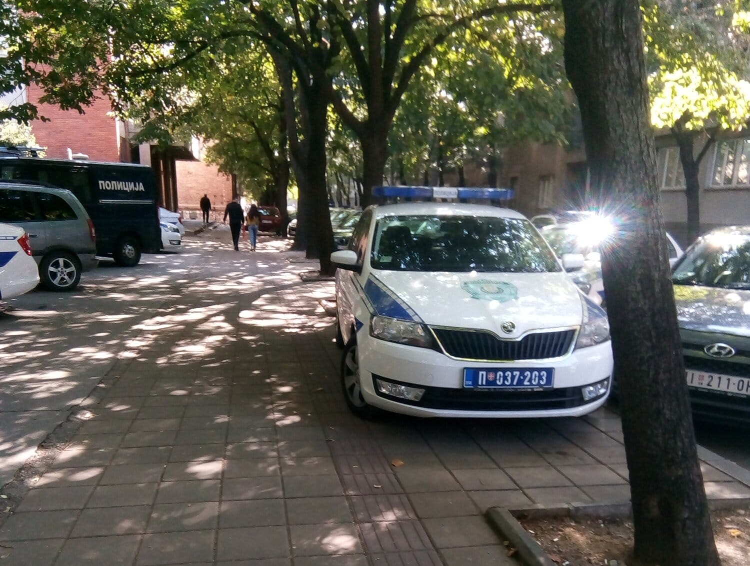 Policijski auto parkiran Nade Tomic Prijavi problem