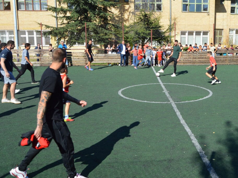 Prvotimci Radničkog u niškoj školi igrali fudbal sa đacima i promovisali sport 11 Radnicki fudbaleri u skoli Sreten Mladenovic foto FK Radnicki