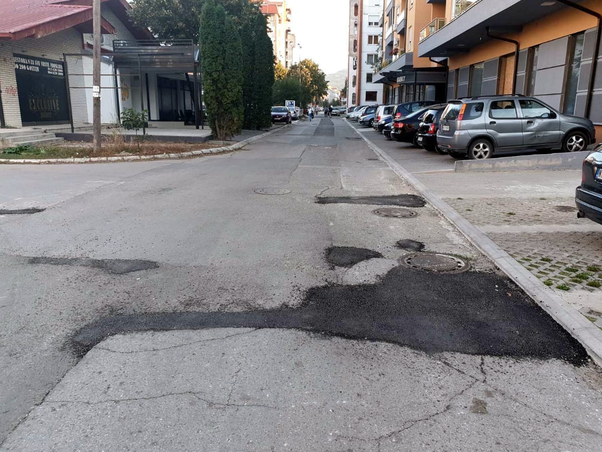 Foto-vest: Naserova ulica zakrpljena kao džak 1 zakrpe foto D P