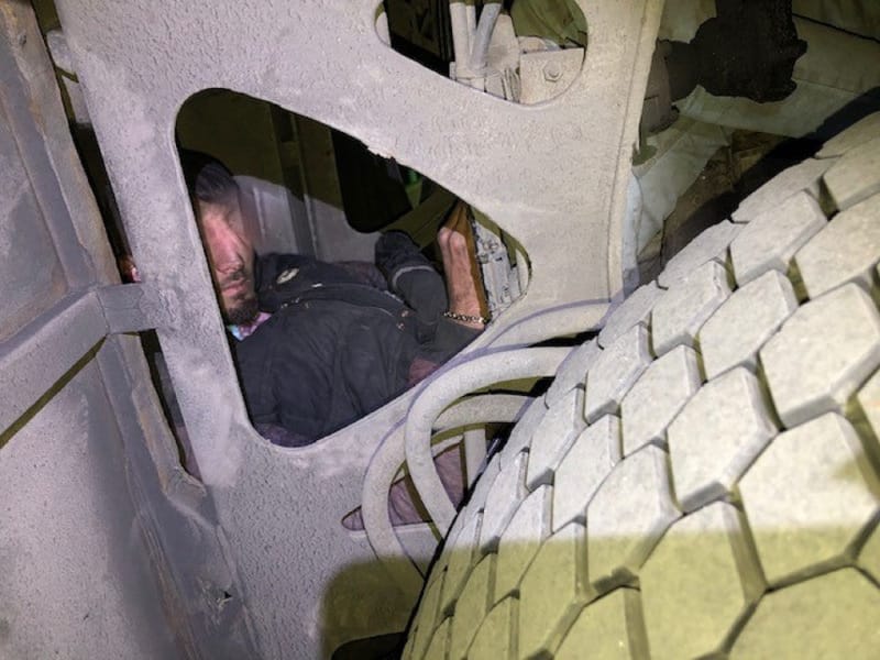 Migranti među točkovima autobusa otkriveni na Gradini 19 migrant sakriven foto uprava carina