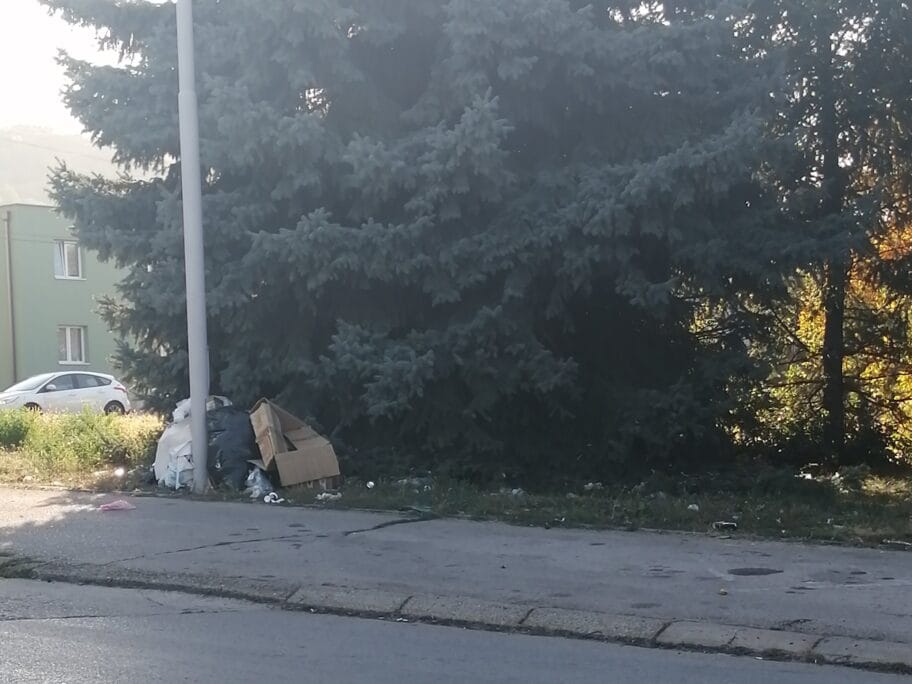 Građani upozoravaju - krug EI zbog zapuštenosti liči na Černobilj 12 Djubre EI Prijavi problem