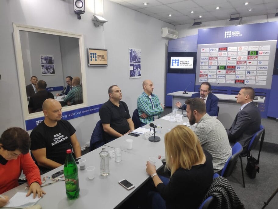 Niška opozicija o izborima - jedni za bojkot, drugi podsećaju da je i Miloševićev pad počeo na lokalu 12 opozicijaokruglisto fotojv