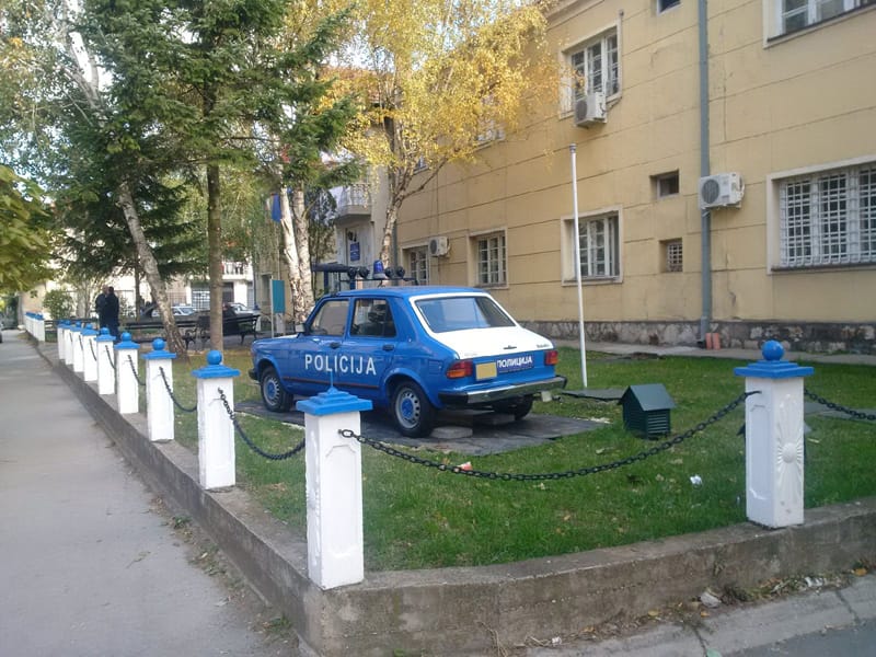 PROKUPLJE policijsko vozilo u parku ispred policijske stanice 2 foto ljm