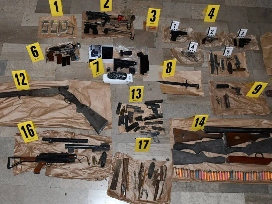U kući Nišlije pronađen arsenal oružja 14 oruzje foto punis