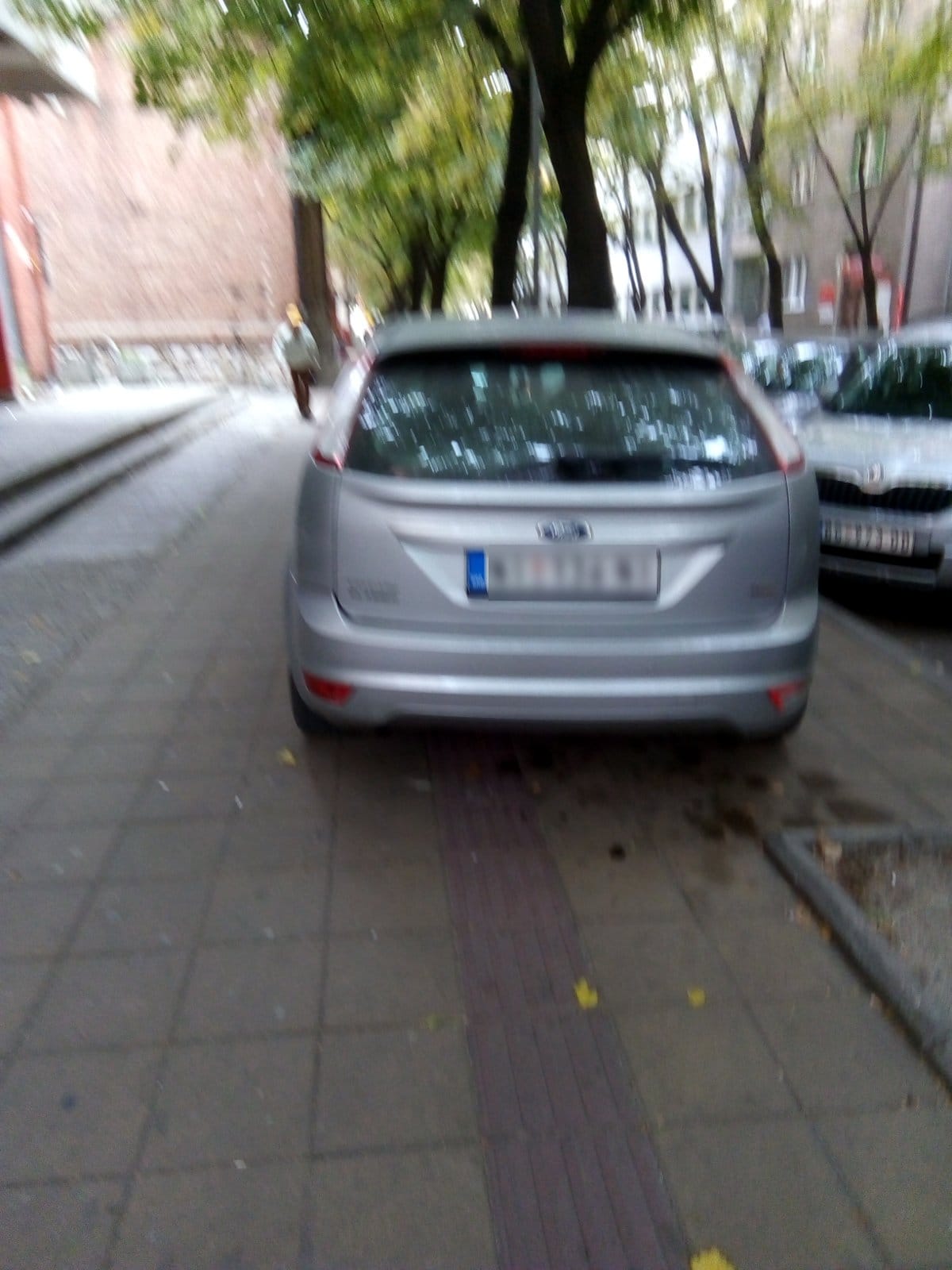 Parkiranje na stazi za slepe; foto: citalac