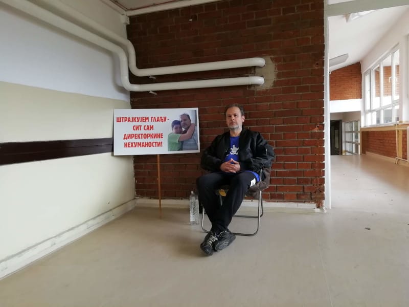 Učitelj iz Vranja štrajkuje glađu - briga o autističnom sinu ugrožena zbog premeštaja 1 miki2