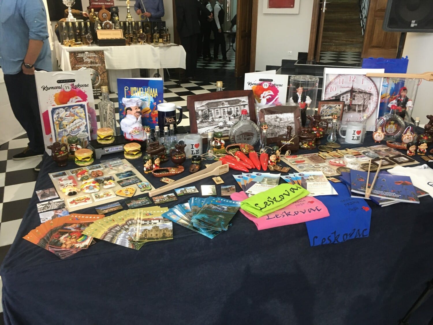 Izlozba suvenira 2 foto Grad Leskovac