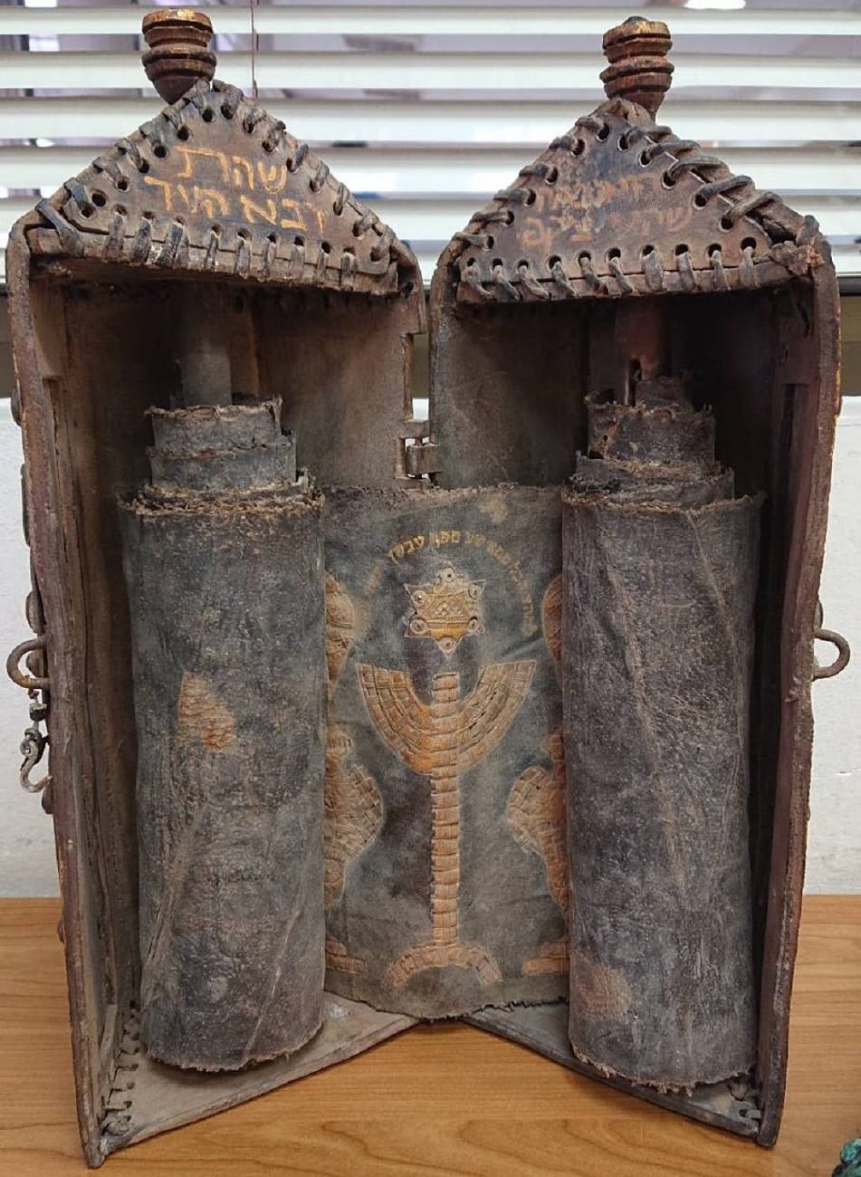 Otvorena kutija sa vecim svitkom foto Uprava carina