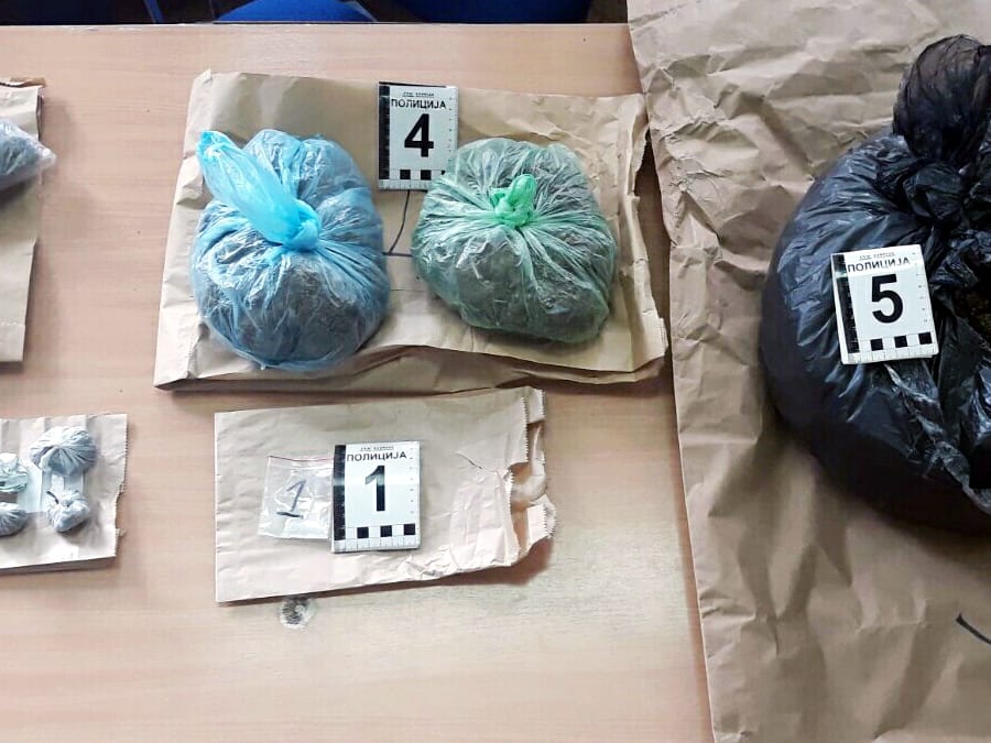 Uhapšen Nišlija u čijem stanu je pronađeno 1,5 kg marihuane 16 droga foto mup