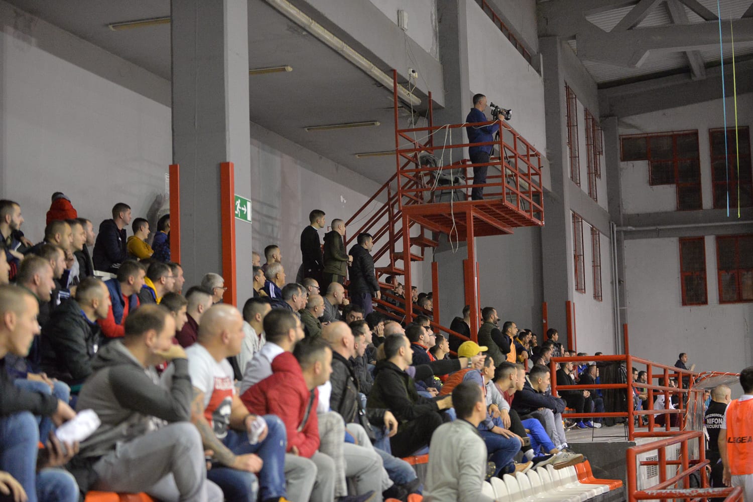 U niškom derbiju u futsalu tenzija, crveni kartoni i trijumf Vinter sporta 3 Publika hala Mika Antić futsal novembar 2019 foto Južne vesti Vanja Keser