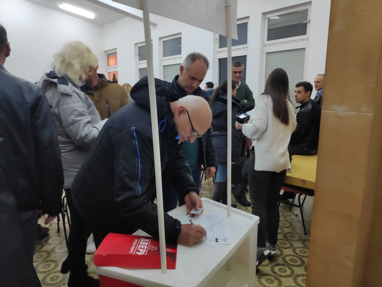 Prikupljali potpise za oslobođenje uzbunjivača iz kućnog pritvora; foto: JV-J. A.