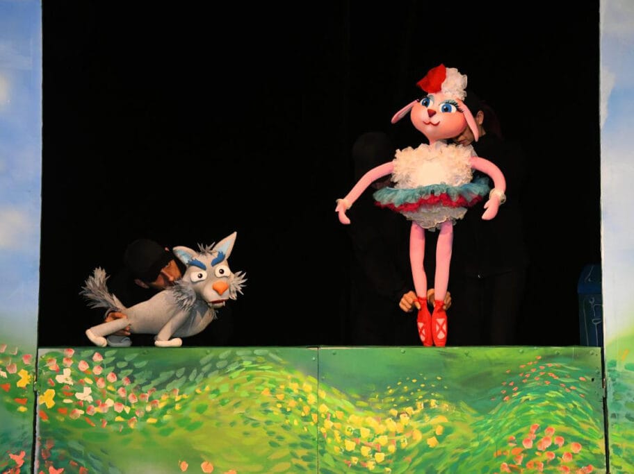 "Vuk koji je ispao iz knjige" i "Patkica Žutkica" ove nedelje u Pozorištu lutaka 11 vuk ispao iz knjige foto pozoristelutaka