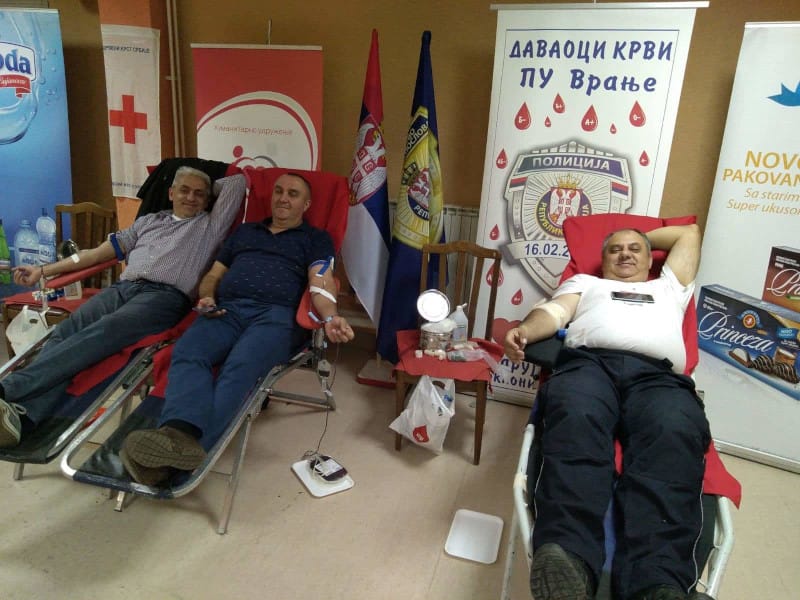 Više od 90 ljudi dobrovoljno dalo krv u Surdulici, policajac jubilarni 100. put 1 PU Vranje