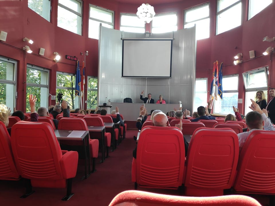 skupstina ruke foto jv