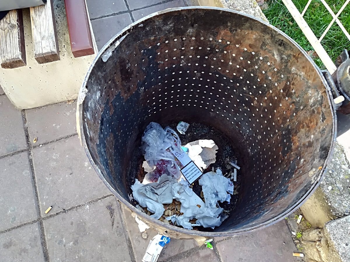 Foto-vest: Bacaju smeće u kantu sa probušenim dnom 1 Izbusena kanta za smece foto citalac Prijavi problem