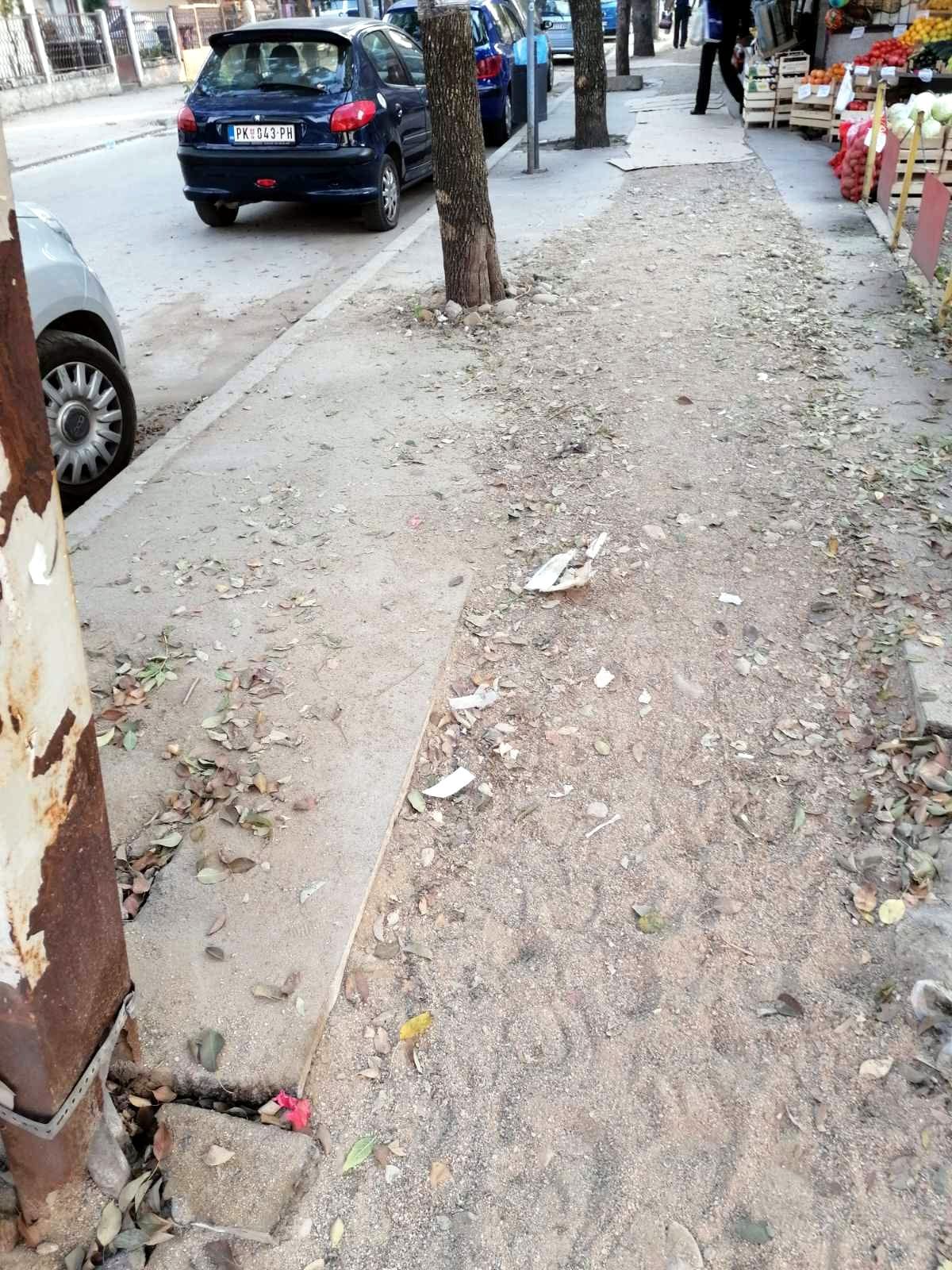 Božidarčeva trotoar 3; foto: čitalac-Prijavi problem