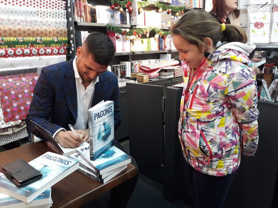 Pagonisovu promociju knjige posetili kik-bokseri i trener: Zbog njega sam na pripreme nosio šah 2 Nenad Pagonis promocija autobiografije foto Nenad Pagonis