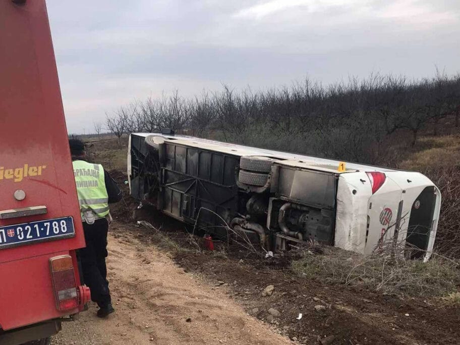 Prevrnuo se autobus kod Blaca, povređeni prebačeni u Prokuplje 1 bus blace foto lj m