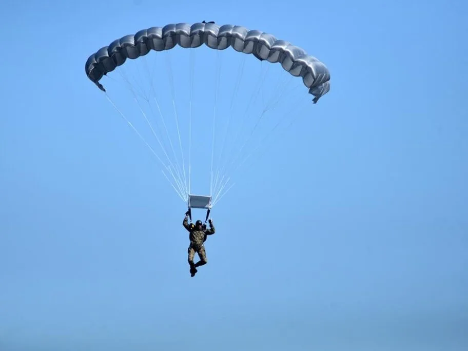 Padobranom zakačio električni vod na pruzi kod niškog Vojnog aerodroma 7 Padobranac foto Vanja Keser