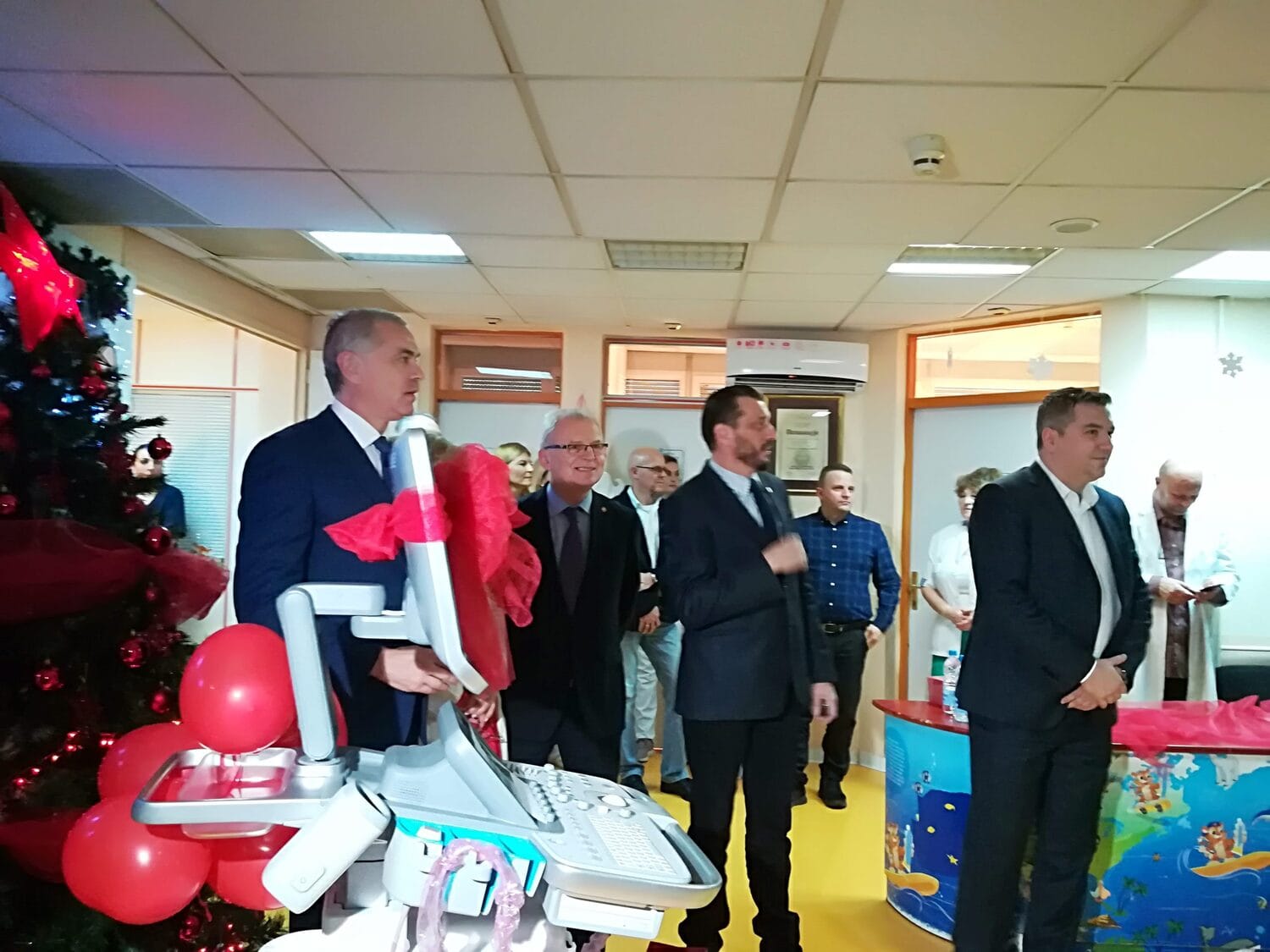 Zvezdan Terzic Zoran Radovanivic donacija Klinicki centar foto Juzne vesti Milica Jovanovic scaled