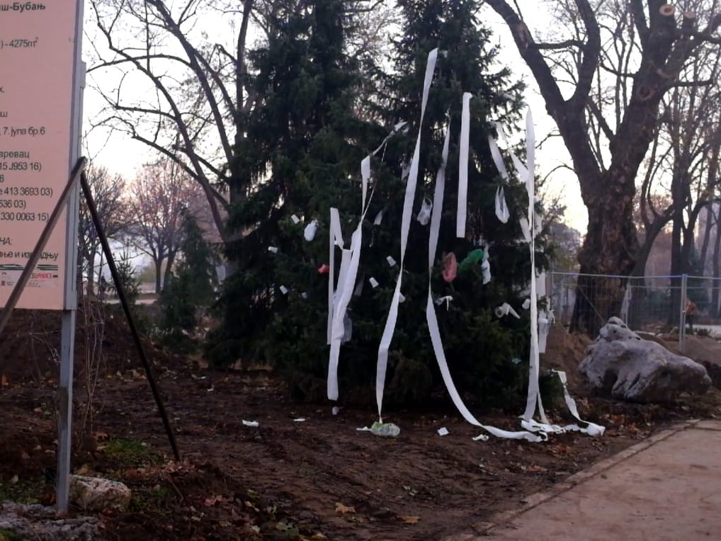 Nova akcija Niške urbane gerile - smećem "kitili" jelku i farbali kugle 1 Jelka ukrasnea Gradska kuca foto Niska urbana gerila