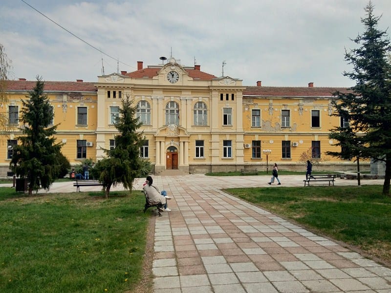 Višak para iz budžeta Prokuplja dele zaposleni u javnom sektoru i funkcioneri 20 zgrada opstine