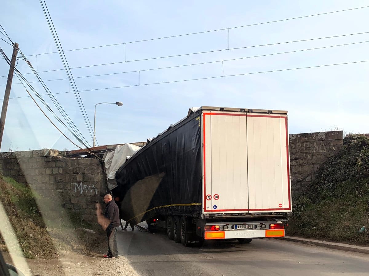 Kamion zaglavljen u nadvoznjak 1 foto citalac