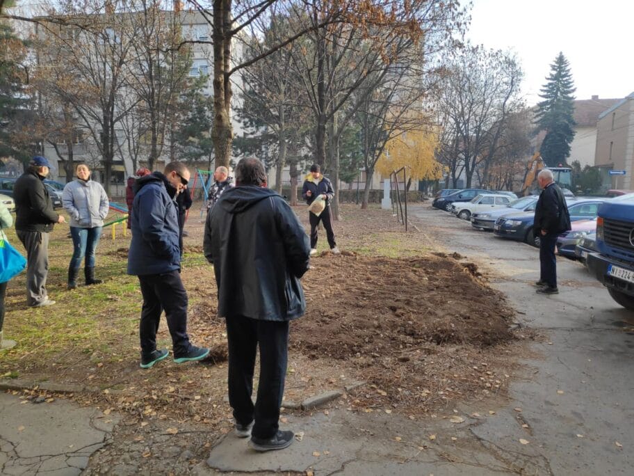 Protest u Knjaževačkoj, građani sprečavaju da na dečje igralište postave kontejnere 12 79859737 1811870468948432 4804620755432112128 n