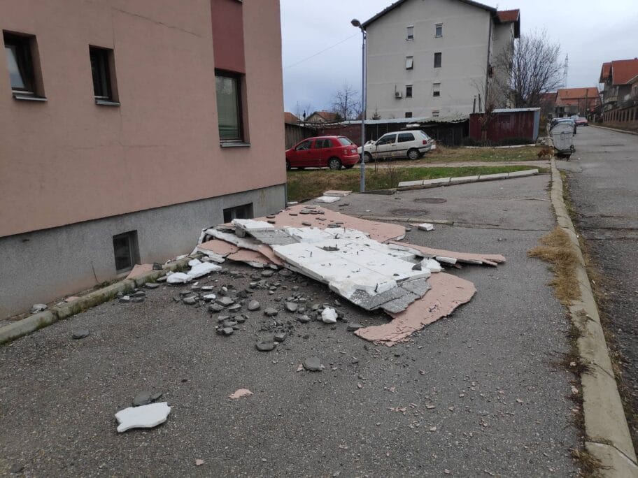 Gradska stambena: Oštećena fasada u Pasi Poljani nije opasnost, popravka u najkraćem roku 15 Zgrade Ulica Cedomira Krstica fasada otpala decembar 2019 3 foto Juzne vesti Milan Zirojevic