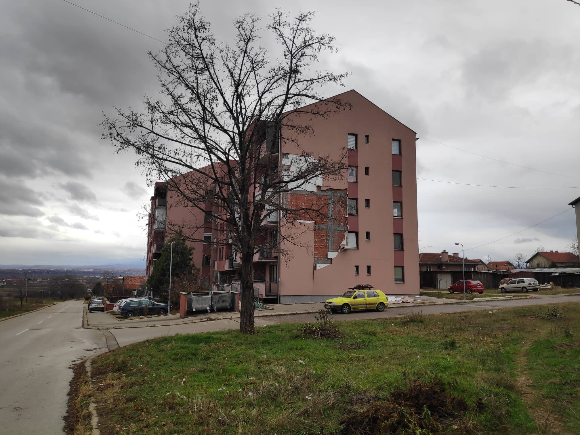 Zgrade Ulica Čedomira Krstića fasada otpala decembar 2019 4 foto Južne vesti Milan Zirojević