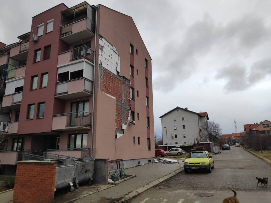 Zgrade Ulica Cedomira Krstica fasada otpala decembar 2019 foto Juzne vesti Milan Zirojevic