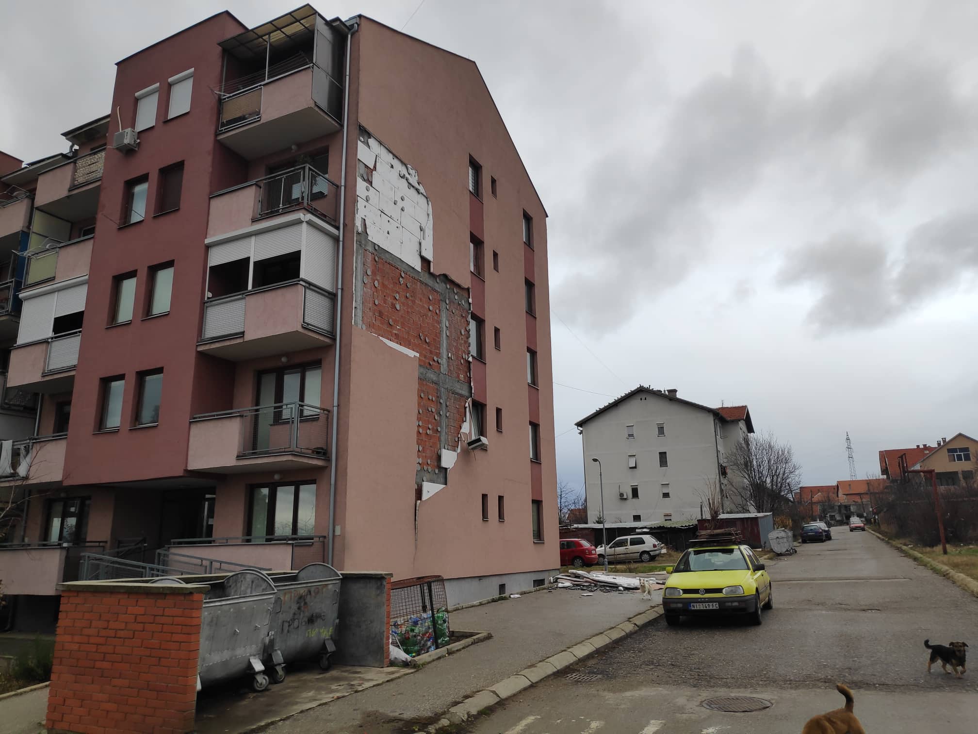 Zgrade Ulica Cedomira Krstica fasada otpala decembar 2019 foto Juzne vesti Milan Zirojevic