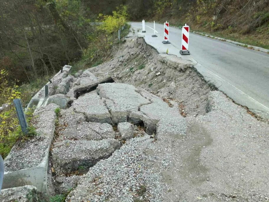 Odron na putu Niška Banja - Gadžin Han, alternativni put za autobuse i kamione 14 put odron foto Lj F