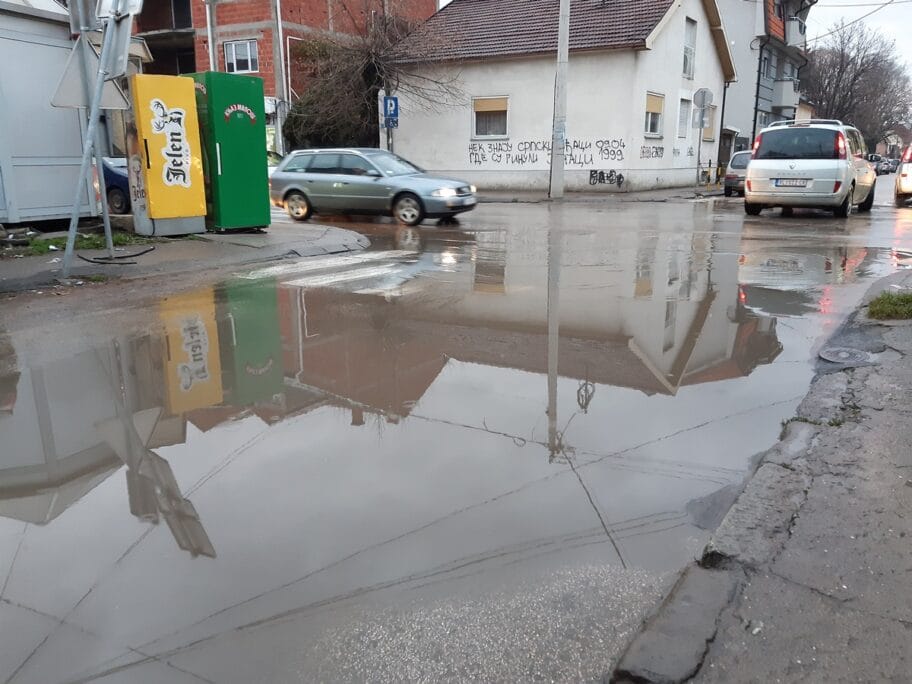 Velika bara kod leskovačke Zelene pijace problem pešacima i vozačima 12 Bara Pijaca Leskovac decembar 2019 foto Bojana Stamenkovic