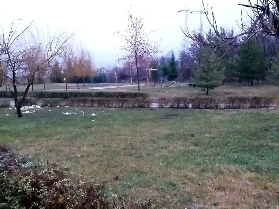 Travnjaci igralista Mokranjceva Nis foto N S