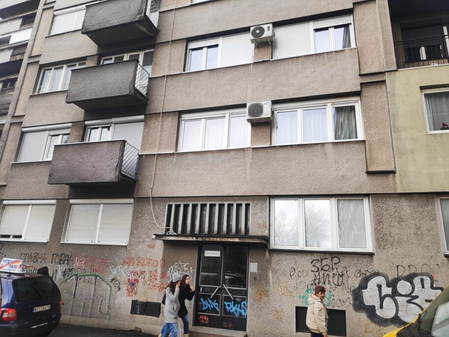 Stanari u centru Niša nisu dozvolili radnicima "Toplane" da saniraju havariju 1 zgrada foto stefan markovic scaled