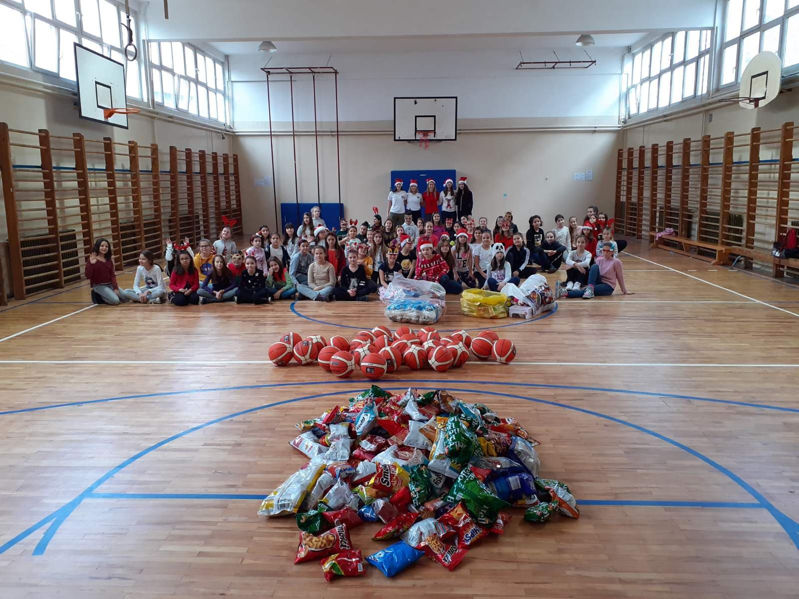 Mlade niške košarkašice paketićima obradovale štićenike Doma "Duško Radović" 1 student paketici foto mz