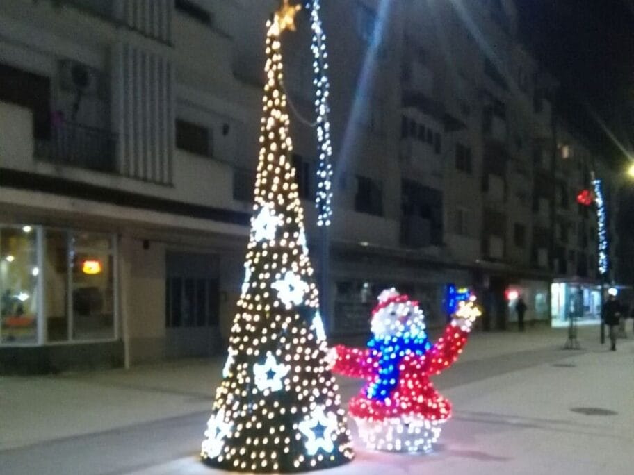 2 miliona dinara za okićenu ulicu u Aleksincu - ukrasi u tenderu preslikani iz kataloga 8 80776080 2434955416630779 6681975437532332032 n Cropped