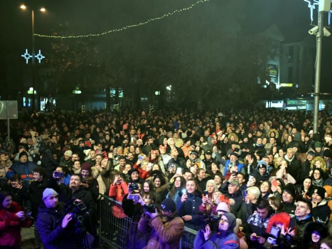 Leskovčanima prvo Deda Mraz čestitao Novu godinu, 10-minutni vatromet za Piroćance 14 Docek Nove godine 2020 Siroka carsija Leskovac koncert Zeljko Vasic foto Grad Leskovac
