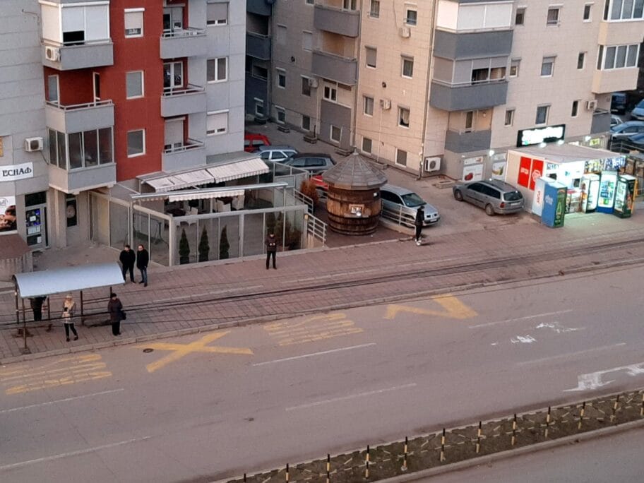 Na autobuskom stajalištu iznenada napao ženu nožem 20 Autobusk stanica Somborska Burence foto Juzne vesti scaled