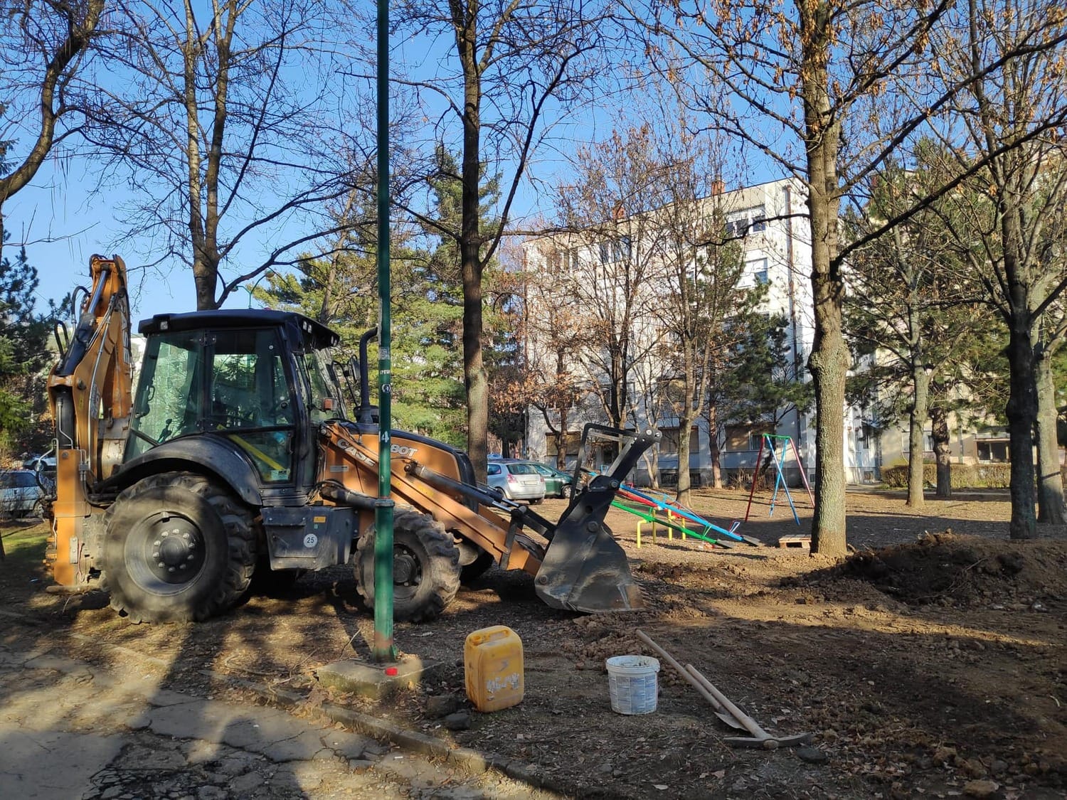 Podzemni kontejneri u decijem igralistu; foto: JV-J. A