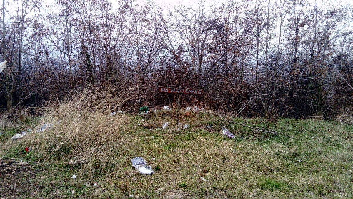 Groblje Gornja Vrezina smece 3; foto: citalac-Prijavi problem